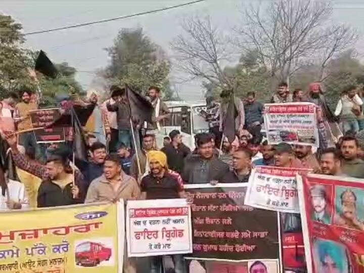 Fire Brigade Irregular Employees Protest Against Punjab Government and demanded to Regular ANN Punjab Protest: फायर ब्रिगेड के अनियमित कर्मचारियों ने किया जालंधर-दिल्ली नेशनल हाईवे जाम, CM मान से की ये मांग