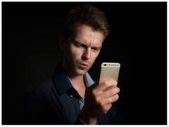 फोन की Brightness से सिर्फ आंख ही नहीं, शरीर के ये हिस्से भी होते हैं प्रभावित, समय रहते संभल जाइए!