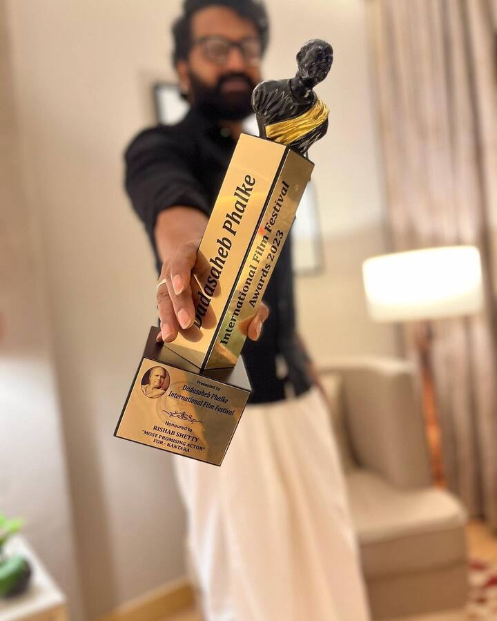 ముంబైలో జరిగిన దాదా సాహేబ్ ఫాల్కే ఇంటర్నేషనల్ ఫిల్మ్ ఫెస్టివల్ లో రిషబ్  2023 సంవత్సరానికి గానూ రిషబ్ శెట్టికి ఈ అవార్డు అందించారు. ఈ విషయాన్ని ఆయన ఇన్ స్టాగ్రామ్ వేదికగా పంచుకున్నారు. Photo Credit: Rishab Shetty/Instagram
