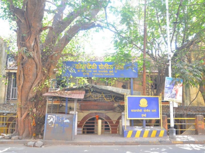 Mumbai: पांच दिन की छुट्टी लेने पर तीन महीने से नहीं मिला वेतन, कॉन्स्टेबल ने व्हॉट्सऐप ग्रुप पर बयां किया अपना दर्द Mumbai Police Constable accuses senior inspector not given leave for sick child salary withheld for 3 months Mumbai: पांच दिन की छुट्टी लेने पर तीन महीने से नहीं मिला वेतन, कॉन्स्टेबल ने व्हॉट्सऐप ग्रुप पर बयां किया अपना दर्द