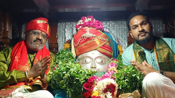 मंदिरात दाखल झालेले भक्त या रथाला हाताने ओढत मंदिराला पाच प्रदक्षिणा घालत असतात आणि त्यानंतर हा रथोत्सव संपन्न होत असतो.