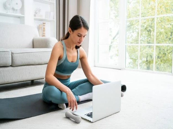 | Women's Fitness: घर-ऑफिस के काम के बीच क्या आप भी सेहत को करती हैं  नजरअंदाज? खुद को फिट रखने अपनाएं ये 5 हेल्थ टिप्स