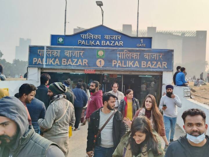 Delhi temperature recorded 32 degress palika bazar traders in tension winter stock left ann Delhi Weather: फरवरी में ही गर्मी के कपड़े खरीदने लगे लोग, सर्दियों के कपड़ों का बचा स्टॉक, परेशान हैं कपड़ा व्यापारी