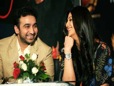 शिल्पा शेट्टी बॉलीवुड की एक जानी मानी हस्ती है और उन्हें काफी मशहूर डांसर भी माना जाता है. लेकिन आपको बता दें कि उन्होंने बिजनेसमैन राज कुंद्रा के साथ शादी की. राज कुंद्रा, शिल्पा शेट्टी के बहुत बड़े फैन हुआ करते थे. (Photo- Instagram)