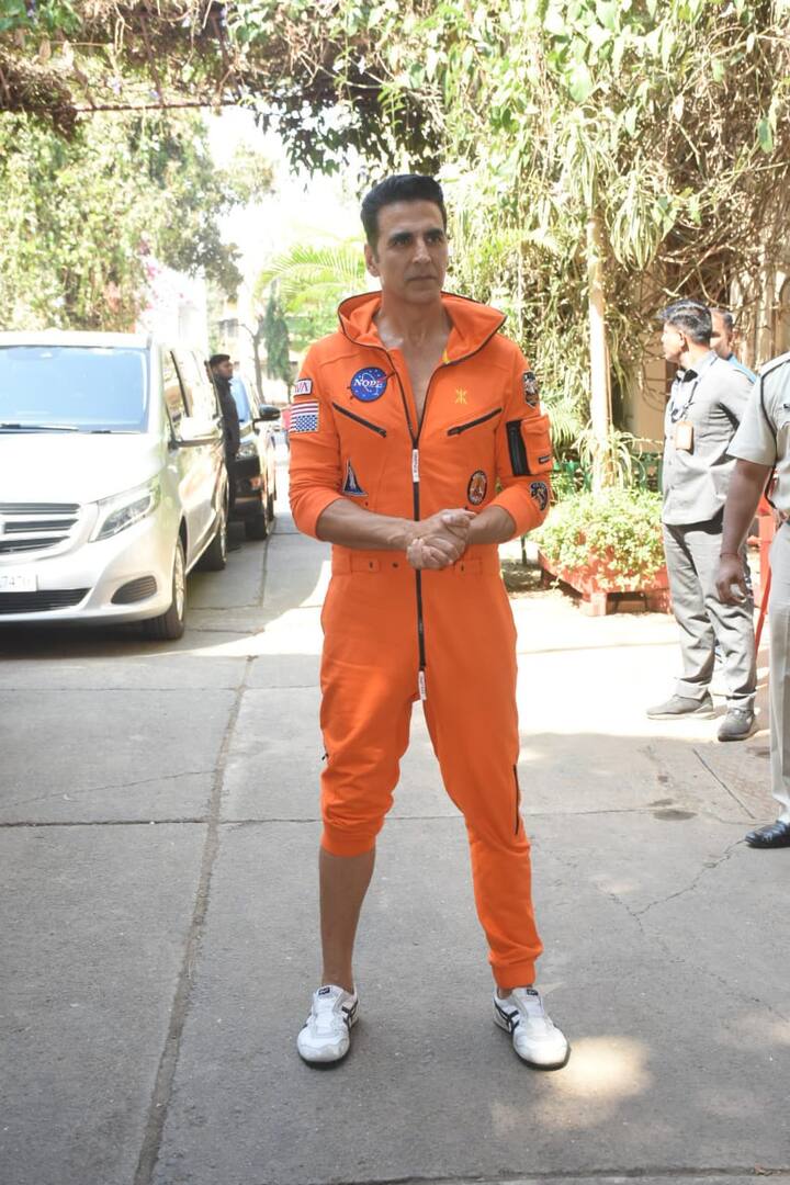 बता दें कि अक्षय कुमार की फिल्म ‘सेल्फी’ में उनके साथ इमरान हाशमी भी नजर आने वाले हैं. दोनों पहली बार किसी फिल्म में साथ काम करेंगे.