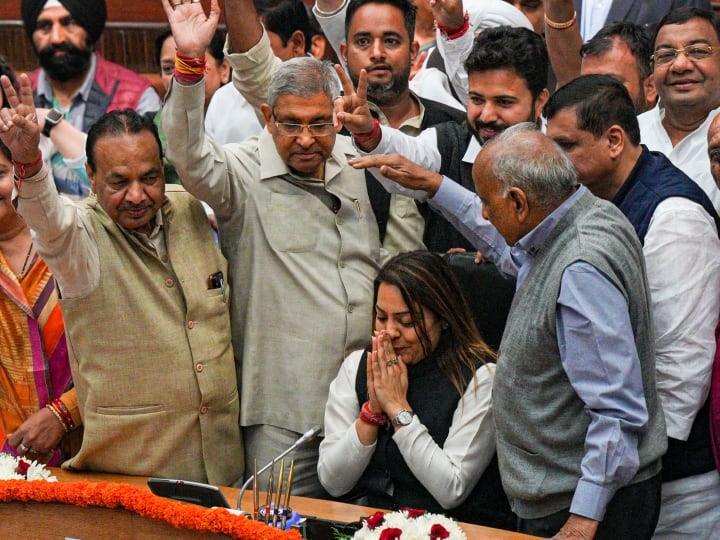 युवा महिला नेता के रूप में डॉक्टर शैली ओबरॉय ने सबसे पहले 2013 में आम कार्यकर्ता के रूप में आम आदमी पार्टी को ज्वाइन किया. इसके बाद उन्होंने पार्टी में महिला मोर्चा की उपाध्यक्ष पद को भी संभाला. पार्टी संगठन के लिए हमेशा तत्पर रहने वाली और एक अच्छे वक्ता के रूप में इनकी पार्टी में पहचान है.