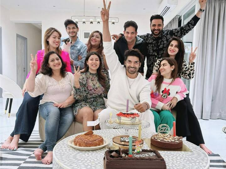 Gurmeet Choudhary Birthday: टीवी के पॉपुलर एक्टर गुरमीत चौधरी ने अपना 39वां बर्थडे अपने घर पर फैमिली और दोस्तों के साथ मनाया. जिसकी तस्वीरें अब सोशल मीडिया पर सामने आई हैं.