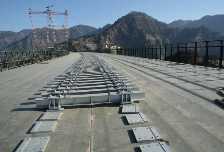 Indian Railways started laying tracks on Chenab bridge of Udhampur-Srinagar-Baramulla Rail Link project  Chenab Bridge: दुनिया के सबसे ऊंचे चिनाब रेलवे ब्रिज पर ट्रैक बिछाने का काम शुरू हुआ, सामने आई तस्वीरें