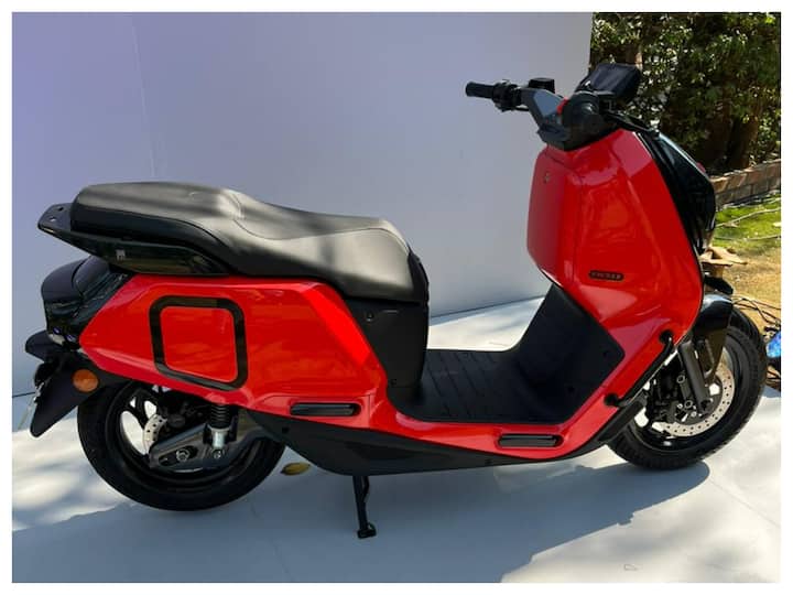 The Indie has a 20inch wide floor bed, 43l under seat storage plus a 12l lockable glove box with USB charger. It is also the first electric Indian scooter to have front footpegs. River also claims that the seat is the widest plus the longest in its class and comes with crash guards as well. (Image: Somnath Chatterjee)