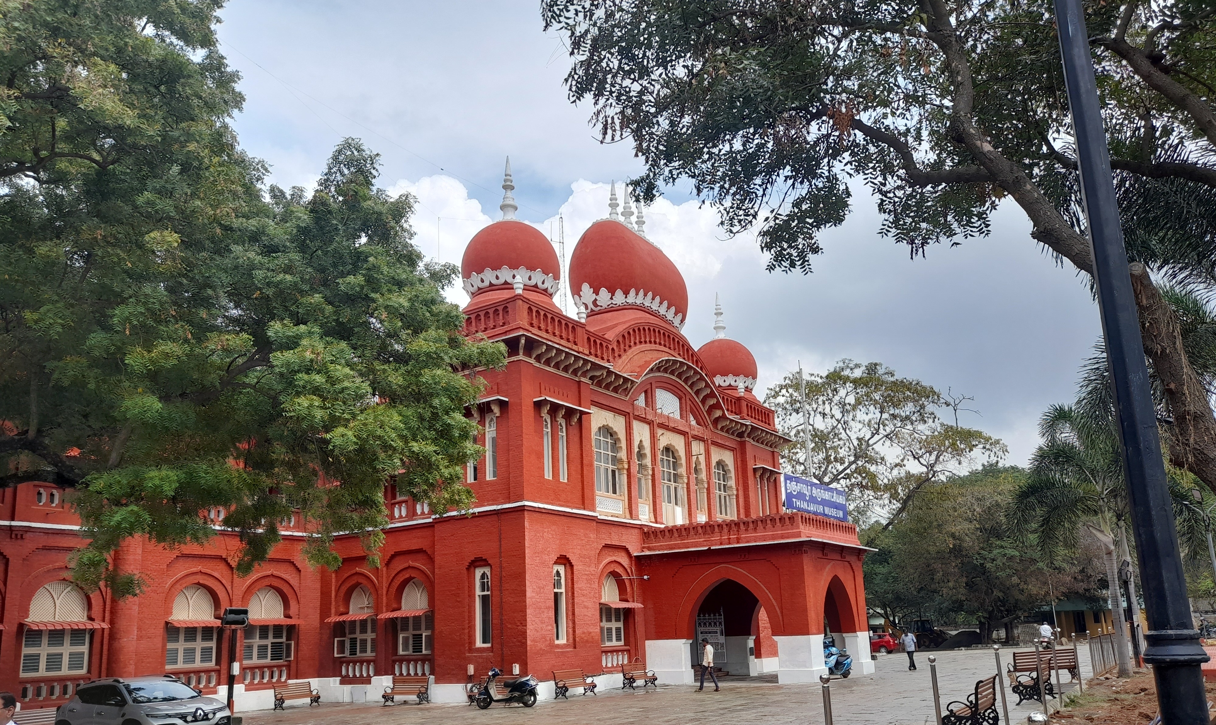 Thanjavur Museum: விட போறாங்க லீவு... புறப்படலாமா டூரு... காத்திருக்குது உங்களுக்காக தஞ்சாவூரு!!!