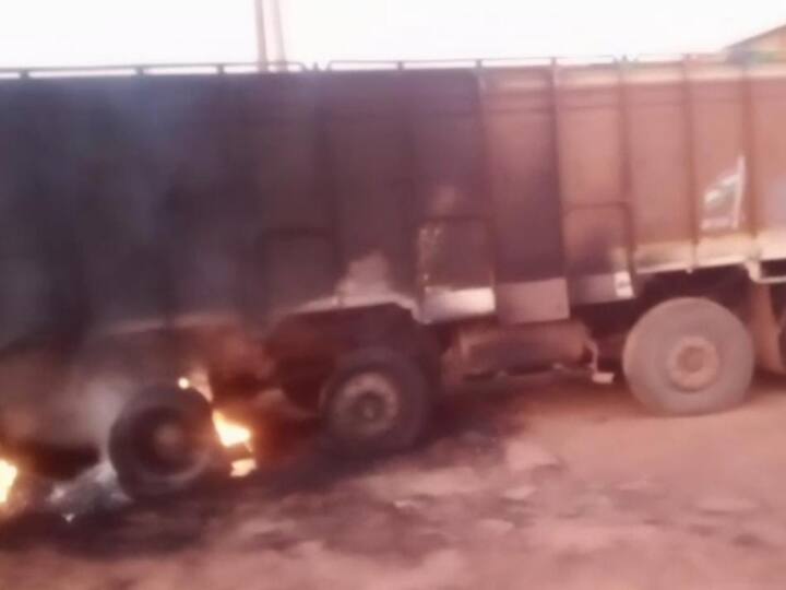 Narayanpur naxalite attacks increasing burnt truck warned drivers murder ann Chhattisgarh Naxal Attacks: नारायणपुर में नक्सलियों ने खड़ी ट्रक में लगाई आग, ड्राइवर्स को दी जान से मारने की धमकी