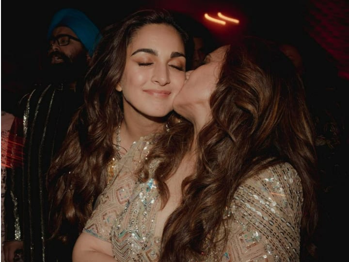 Kiara Advani Mom Birthday: बॉलीवुड एक्ट्रेस कियारा आडवाणी ने सोशल मीडिया के जरिए अपनी मां को बर्थडे विश किया है. इसके लिए एक्ट्रेस ने बहुत ही स्पेशल तस्वीरें शेयर की हैं. नीचे की स्लाइड पर डालिए नजर..