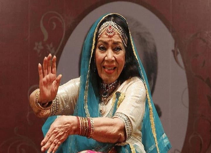 पिछली शादी से परेशान होकर सितारा ने इसबार अपने से 16 साल बड़े अभिनेता नज़ीर अहमद खान से शादी की ,उन्होंने शादी के लिए मुस्लिम धर्म अपना लिया था.