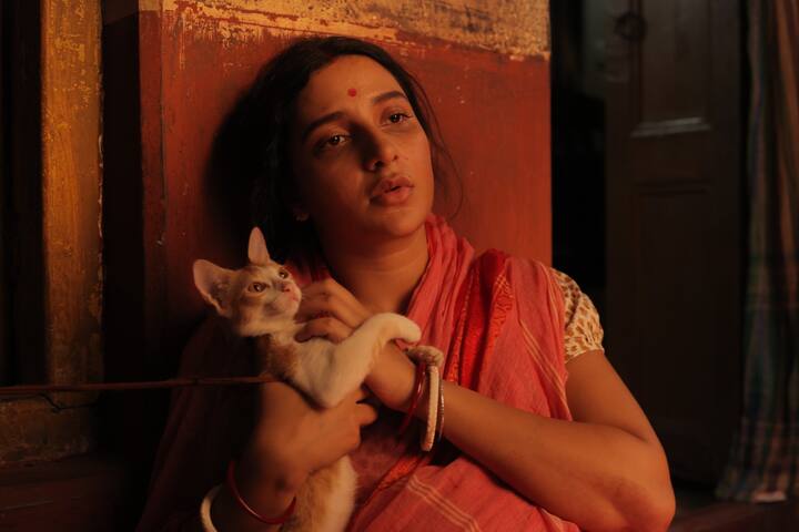 ওয়েব সিরিজে পা রেখেই চ্যালেঞ্জিং চরিত্র, ৭৫ বছরের বৃদ্ধার ভূমিকায় অভিনয়, প্রস্থেটক মেকআপ.. সব মিলিয়ে শিরোনামে শুভশ্রী গঙ্গোপাধ্যায় (Subhasree Ganguly)-র ইন্দুবালা ভাতের হোটেল (Indubhala Bhater Hotel)।