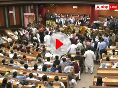 Watch: स्टैंडिंग कमेटी के चुनाव के दौरान MCD सदन में भारी हंगामा, पार्षदों ने एक दूसरे पर फेंकी पानी की बोतलें, सामने आया वीडियो