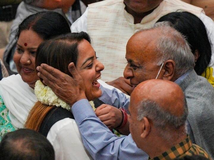इसके साथ ही आम आदमी पार्टी से मेयर शैली ओबेरॉय के सामने दिल्ली के बुनियादी सुविधाओं से लेकर एलजी और बीजेपी से तालमेल बिठाकर राजधानी की तस्वीर को बदलने की बड़ी चुनौती होगी.
