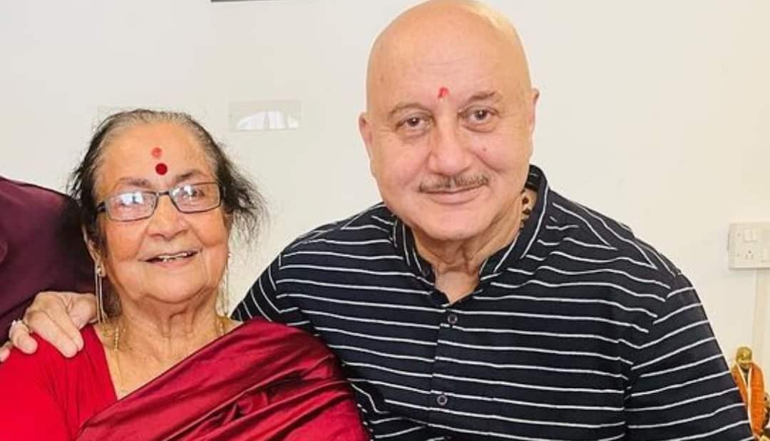 Anupam Kher Surprise Mother: અનુપમ ખેરે શેર કર્યો માતાનો વીડિયો, કહ્યું દુલારીને સૌથી વધુ શું ગમે છે Watch: Actor Anupam Kher surprise mother Dulari shares video Anupam Kher Surprise Mother: અનુપમ ખેરે શેર કર્યો માતાનો વીડિયો, કહ્યું દુલારીને સૌથી વધુ શું ગમે છે
