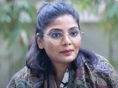 नेहा सिंह राठौर की बढ़ीं मुश्किलें, UP पुलिस ने घर जाकर दिया नोटिस, मांगे 7 सवालों के जवाब