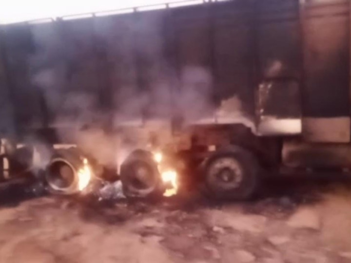 Chhattisgarh Naxal Attacks: नारायणपुर में नक्सलियों ने खड़ी ट्रक में लगाई आग, ड्राइवर्स को दी जान से मारने की धमकी