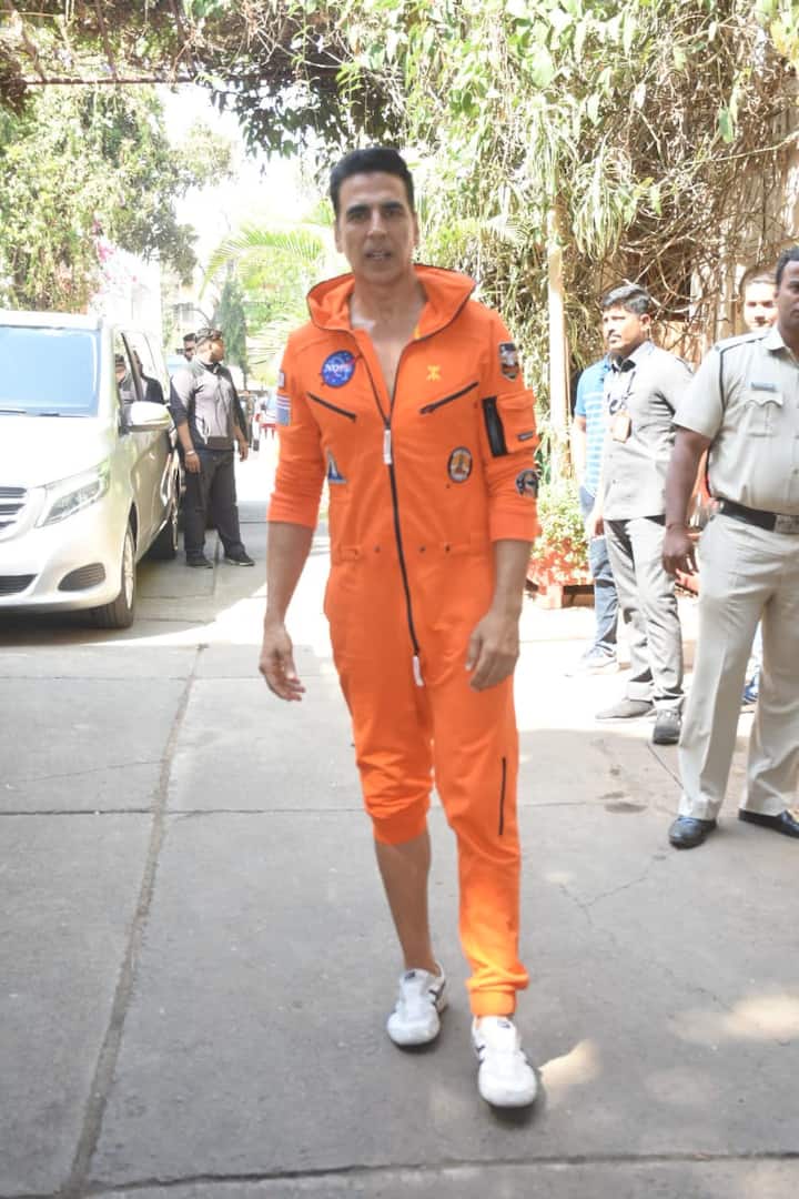 তিনি বলেন, 'জীবনে আজ পর্যন্ত যা যা করেছি এবং এখন জীবনের যে পর্যায়ে আমি দাঁড়িয়ে আছি, সবটাই আমার অনুরাগীদের শর্তহীন ভালবাসা ও সমর্থনের ফসল। এটা তাঁদের প্রতি শ্রদ্ধাজ্ঞাপনের বিশেষ পদ্ধতি ছিল আমার, তাঁরা যেভাবে গোটা কর্মজীবন জুড়ে আমার পাশে দাঁড়িয়েছে তার প্রতি শ্রদ্ধা।'