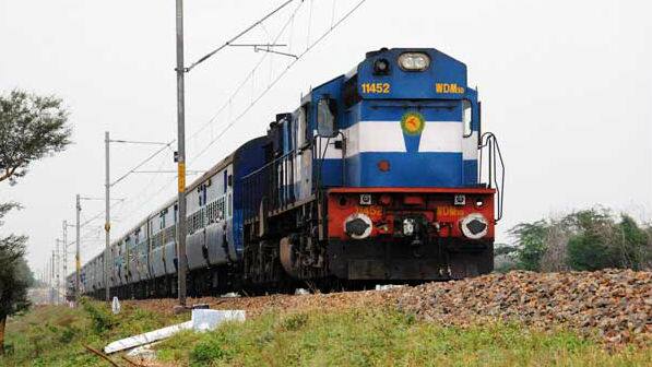 ट्रेन को हमेशा चालू रखने की परंपरा डीजल इंजनों में होती है. जिस तरह कार या बाइक को थोड़ी देर गाड़ी खड़ी करनी पड़े तो हम उसका इंजन ऑफ कर देते हैं, वैसा ट्रेन के डीजल इंजन के साथ नहीं होता है. दरअसल, ऐसा न करने के पीछे कई वजह हैं.