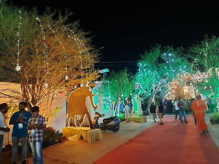 लोकोत्सव होत असलेल्या परिसरात करण्यात आलेली रोषणाई लक्ष वेधून घेत आहे.
