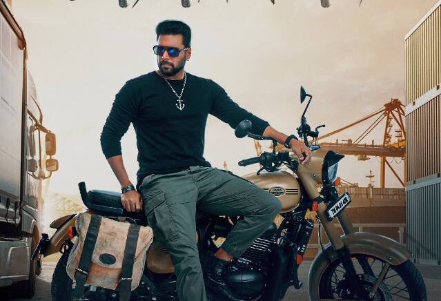 சமீபத்தில் பொன்னியின் செல்வன் படத்தில் அருண்மொழிவர்மன் கதாபாத்திரத்தில், நடித்து இருந்தார். பொன்னியின் செல்வனின் இரண்டாம் பாகம் வரும் ஏப்ரல் 28 ஆம் தேதி வெளியாகவுள்ளது
