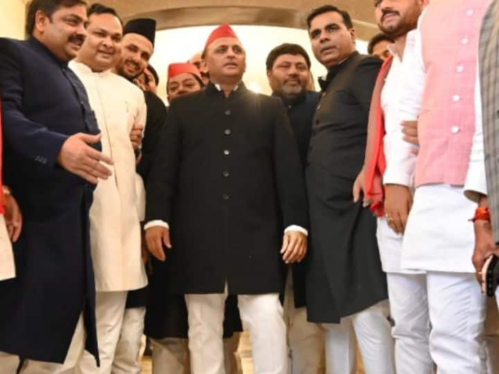 Akhilesh Yadav reached up assembly wearing black sherwani During UP Budget UP Budget 2023: काली शेरवानी पहनकर विधानसभा पहुंचे अखिलेश यादव, जानें- क्या संदेश देना चाहते हैं?