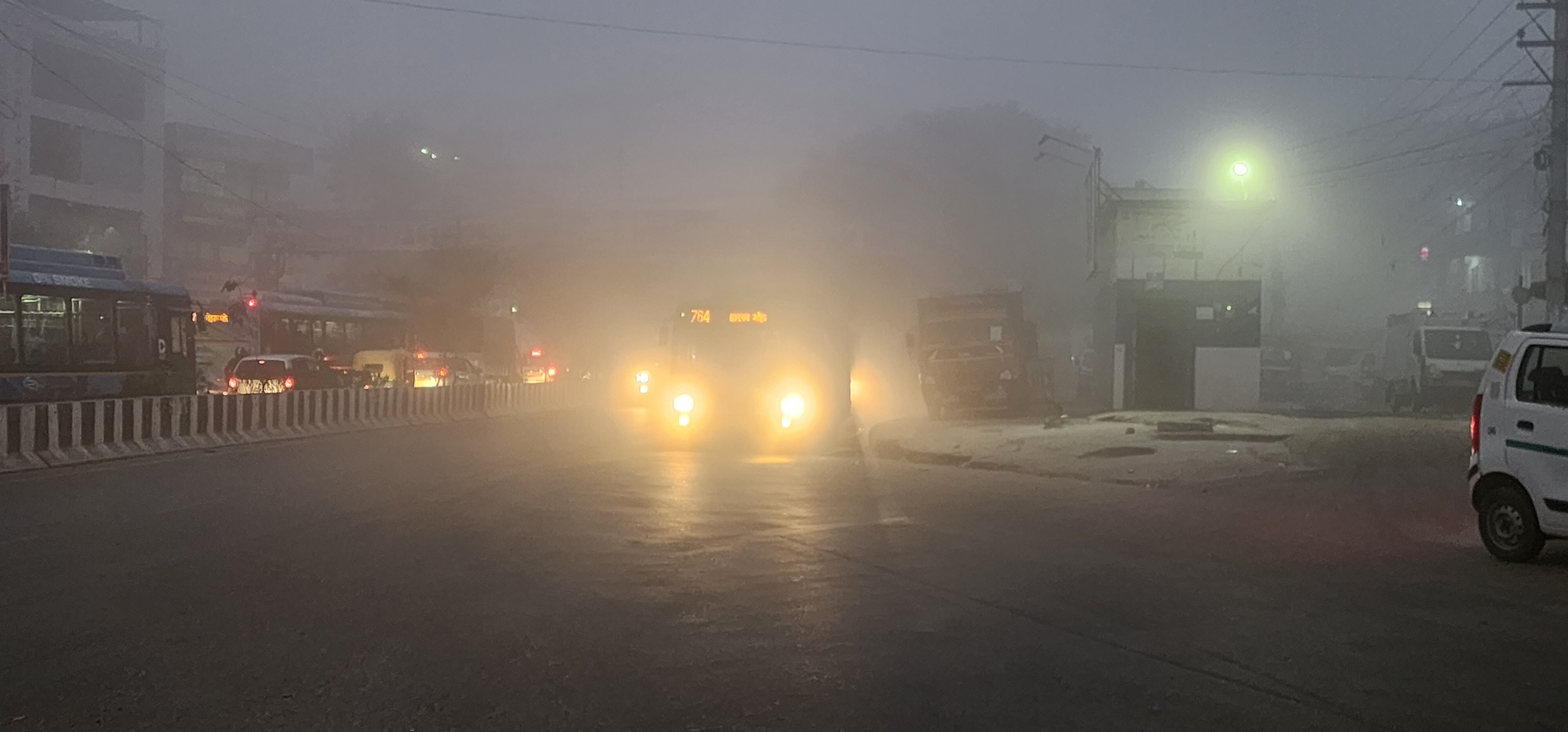 Delhi Weather Update: दिल्ली में बदला मौसम का मिजाज, सुबह आसमान में छाए बादल, हर तरफ दिखी धुंध