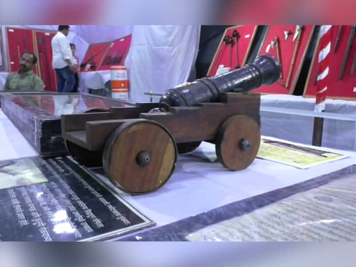 शिवकालीन वस्तू, शस्त्र आणि मोडीलिपी वस्तू या प्रदर्शनात ठेवण्यात आले आहे.