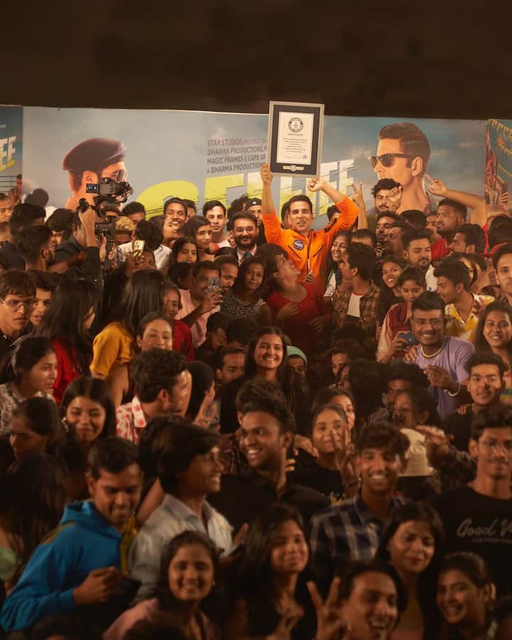 অক্ষয় কুমারের কথায় তিনি রেকর্ড ভেঙে এবং তাঁর অনুরাগীদের সঙ্গে সেই বিশেষ মুহূর্তটি ভাগ করে নেওয়ায় আনন্দিত।