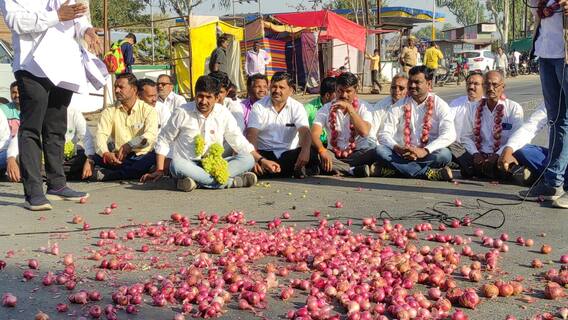 Nashik : नाशिकमध्ये स्वाभिमानी आक्रमक, रस्त्यावर कांदा आणि द्राक्ष फेकून सरकारचा निषेध