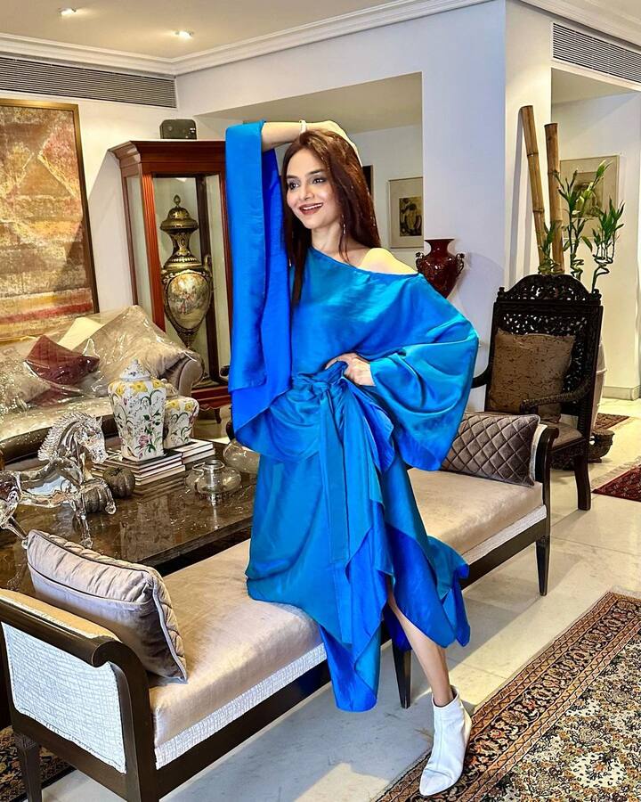 મધુ 53 વર્ષની છે અને આ ઉંમરે પણ તેની સુંદરતા અને ફિટનેસ યુવા અભિનેત્રીને ટક્કર આપે છે.