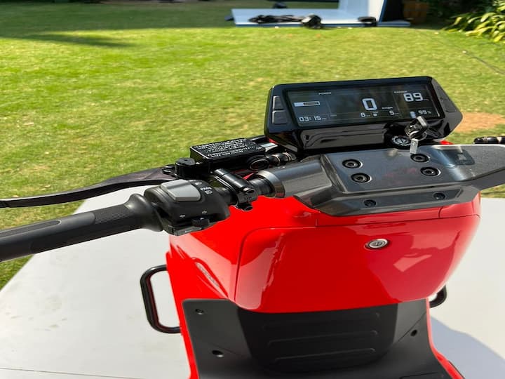 The design seems to be inspired by max scooters and can be seen with the big 14-inch wheels. The electric scooter comes with telescopic front suspension, twin hydraulic rear suspension plus 165mm of ground clearance. (Image: Somnath Chatterjee)