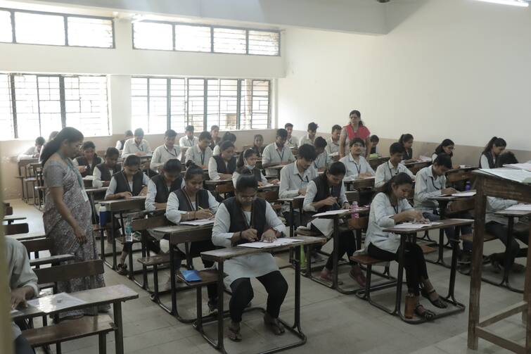 maharashtra news nashik news Mobile phones theft of 11 students hsc English pepar in Nashik Nashik HSC Exam : विद्यार्थ्यांनो! बारावीच्या परीक्षेला मोबाईल घेऊन जात असाल तर ही बातमी वाचा, नाशिकमध्ये काय घडलं?