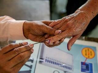 Erode East By Election: ஈரோடு கிழக்கு தொகுதி இடைத்தேர்தல் - அதிகாரிகளுடன் தேர்தல் ஆணையம் ஆலோசனை ! என்னென்ன முடிவு?