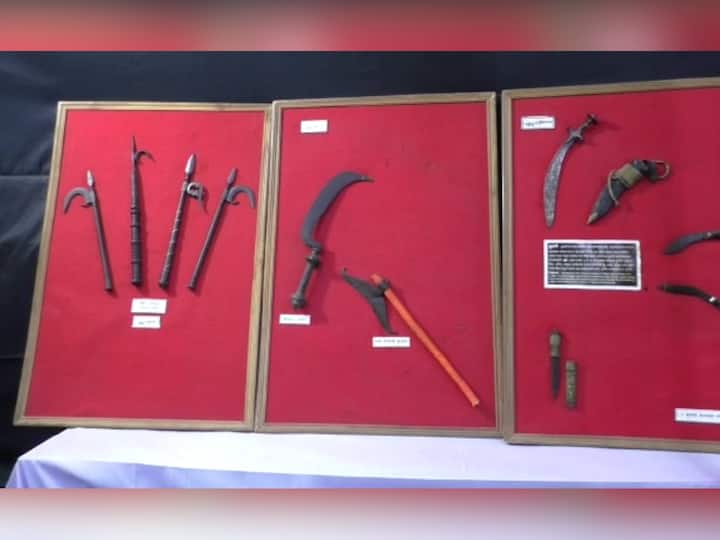 छत्रपती शिवाजी महाराज यांच्या जयंतीनिमित्त पंढरपूर येथील शेट जाधवजी जेठाभाई धर्मशाळेत शिवकालीन वस्तू, शस्त्र, मोडीलिपी प्रदर्शन भरवण्यात आले आहे.