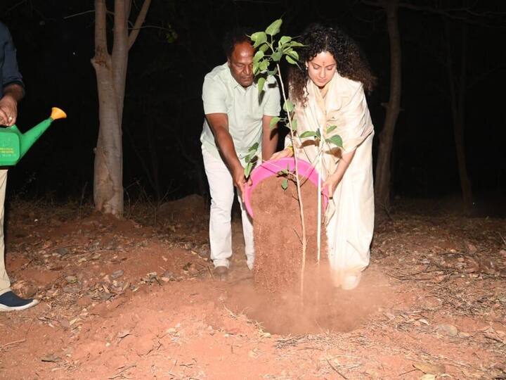 Kangana participated in the Green India Challenge, initiated by Rajya Sabha MP Santosh Kumar. On this occasion, Kangana said that she was happy to participate in this programme and plant saplings.