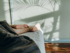 गर्मियों में पैर के तलवे में रहती है जलन, तो फिर एक ही चीज आपको दिला सकती है छुटकारा