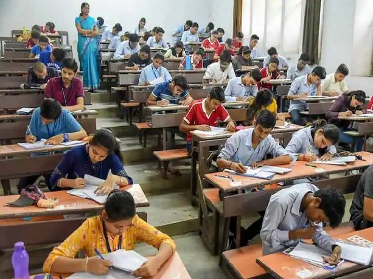 Maharashtra HSC examination printing mistake in Hindi subject question paper in Maharashtra board exam HSC Examination : बारावीच्या प्रश्नपत्रिकेत बोर्डाचा घोळ सुरूच; इंग्रजीनंतर आता हिंदीच्या प्रश्नपत्रिकेत चूक