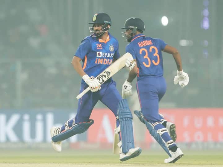 भारतीय क्रिकेट के 2 बड़े सितारे हार्दिक पांड्या और केएल राहुल साल 2019 में उस समय विवादों में घिर गए थे जब उन्होंने एक शो के दौरान महिलाओं को लेकर अभद्र टिप्पणी कर दी थी. राहुल ने जहां शो में थोड़ा संभलकर बोला वहीं हार्दिक कुछ ज्यादा ही उस समय बोल गए थे. इसके बाद पांड्या को प्रतिबंध का सामना करना पड़ा था. वहीं सुनील गावस्कर और कई पूर्व भारतीय दिग्गजों से भी उन्हें आलोचना का सामना करना पड़ा था. (फोटो सोर्स – सोशल मीडिया)