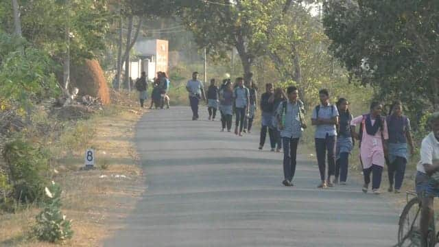 Dharmapuri:  no bus facility near Morapur  4 village students walk 4 km daily to go to school TNN Dharmapuri: தினமும் 4 கி.மீ நடந்து பள்ளிக்கு செல்லும் 4 கிராம மாணவர்கள் -  நேரத்திற்கு பேருந்து இயக்க கோரிக்கை