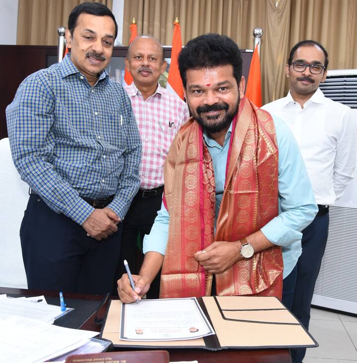 బాధ్యతలు స్వీకరిస్తూ సంతకం చేస్తున్న జోగి నాయుడు