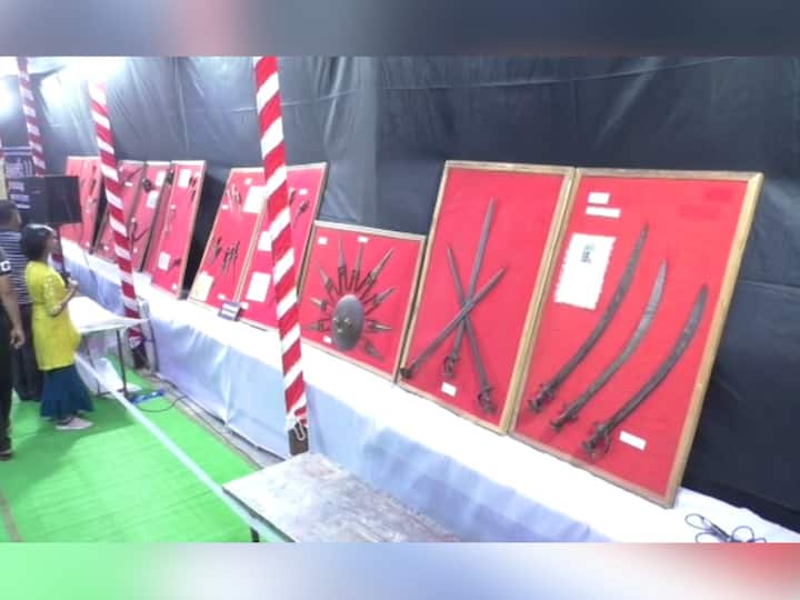 हे अनोखे प्रदर्शन पाहण्यासाठी शिवप्रेमी मोठ्या संख्येने गर्दी करत आहेत.