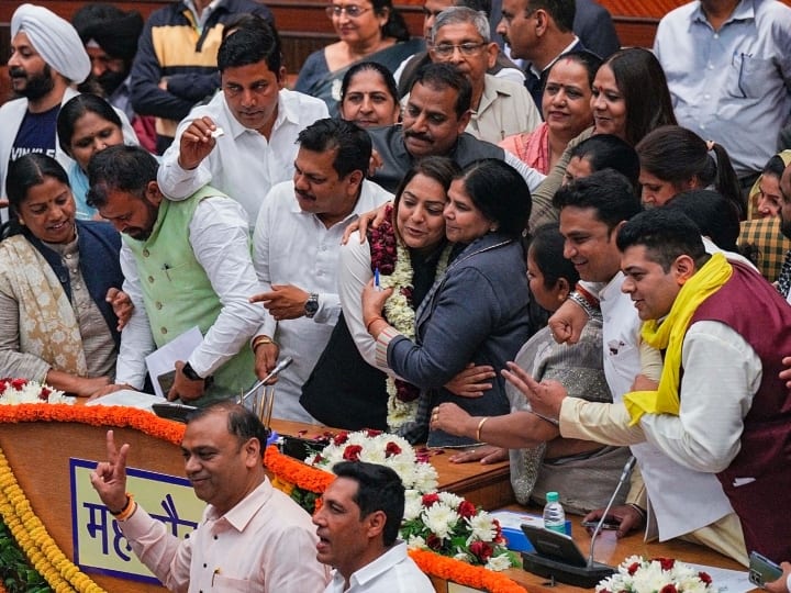 बता दें कि दिल्ली नगर निगम का पहला साल महिला मेयर के लिए आरक्षित है, जबकि इस बार एमसीडी में परिसीमन के बाद काफी कुछ बदलाव हुआ है.