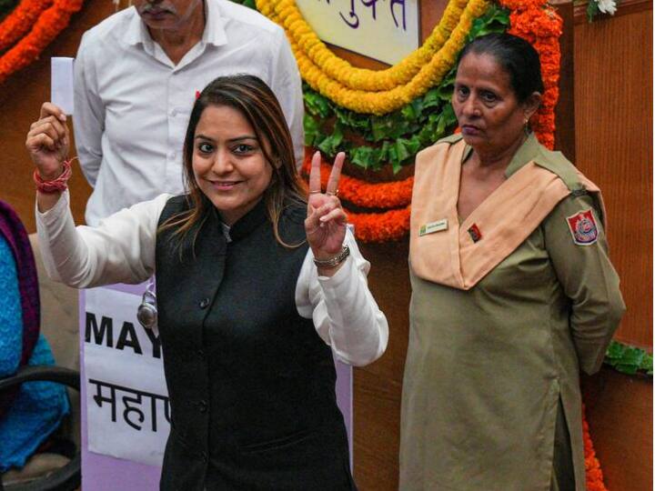 Shelly Oberoi Elected Delhi Mayor AAP Dig At BJP Said Goons Have Lost Delhi Mayor Election: दिल्ली में AAP का मेयर और डिप्टी-मेयर, केजरीवाल बोले- गुंडे हार गए, BJP ने भी दिया रिएक्शन | 10 बड़ी बातें