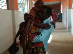 प्रतापगढ़ मेडिकल कॉलेज से आई शर्मनाक तस्वीर, मरीज को नहीं मिला स्ट्रेचर, बूढ़ी मां को कंधे पर लेकर जाता दिखा शख्स