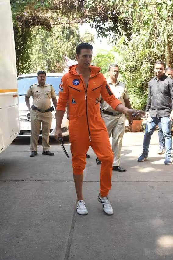 ਤੁਹਾਨੂੰ ਇਹ ਜਾਣ ਕੇ ਹੈਰਾਨੀ ਹੋਵੇਗੀ ਕਿ ਬਾਲੀਵੁੱਡ ਨੂੰ ਕਈ ਸੁਪਰਹਿੱਟ ਫਿਲਮਾਂ ਦੇਣ ਵਾਲੇ ਅਕਸ਼ੇ ਕੁਮਾਰ ਨੇ ਹਾਲ ਹੀ 'ਚ ਗਿਨੀਜ਼ ਵਰਲਡ ਰਿਕਾਰਡ ਤੋੜਿਆ ਹੈ।