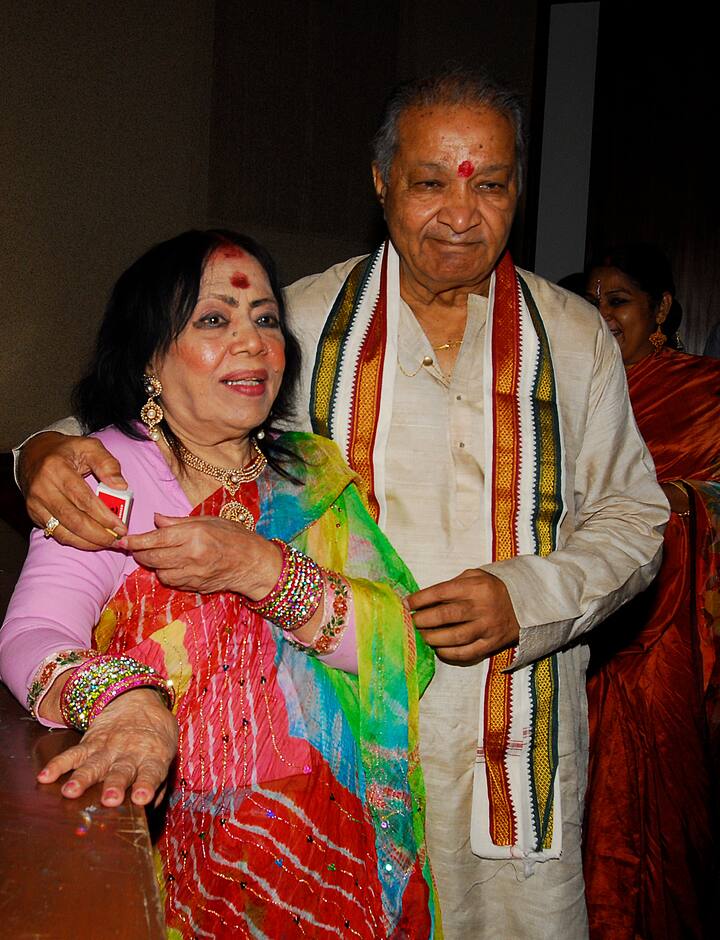 तीन शादियों के टूट जाने के बाद सितारा ने चौथी शादी बिजनेसमैन प्रताप बरोट से की ,लेकिन चार चार शादी करने के बाद भी सितारा देवी अकेली रह गयी थीं.