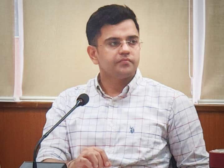 Success Story: कॉरपोरेट कल्चर नहीं आया रास तो बन गए IAS अफसर, अब UPSC एस्पिरेंट्स को मुफ्त में कोचिंग देते हैं हर्षित नारंग Patiala PIB Assistant director IAS harshit nagar give free coaching to upsc aspirants ann Success Story: कॉरपोरेट कल्चर नहीं आया रास तो बन गए IAS अफसर, अब UPSC एस्पिरेंट्स को मुफ्त में कोचिंग देते हैं हर्षित नारंग